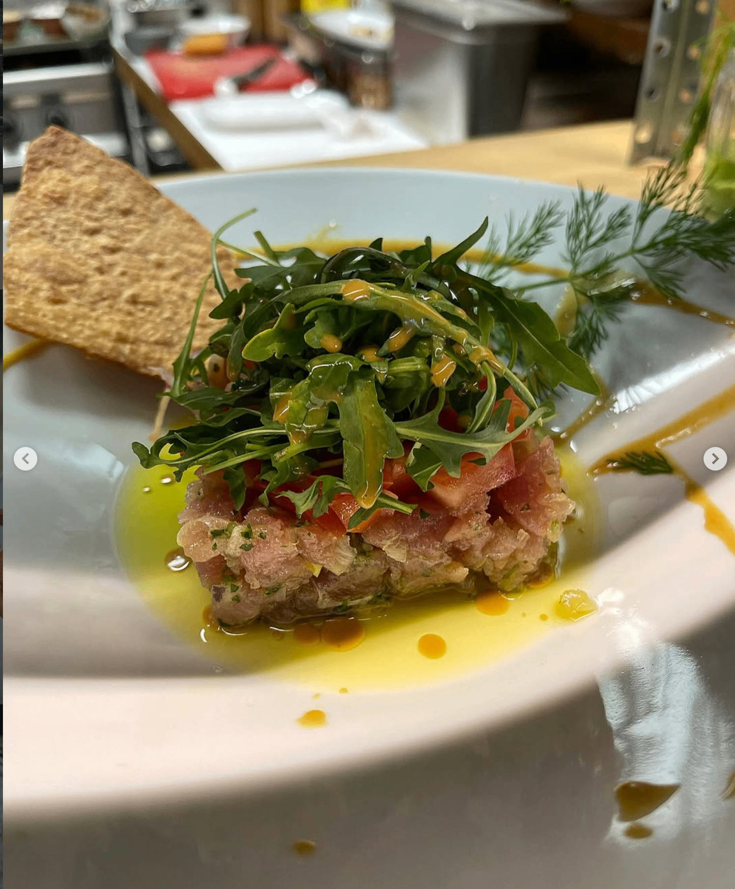 Tartar emplatado en cocina